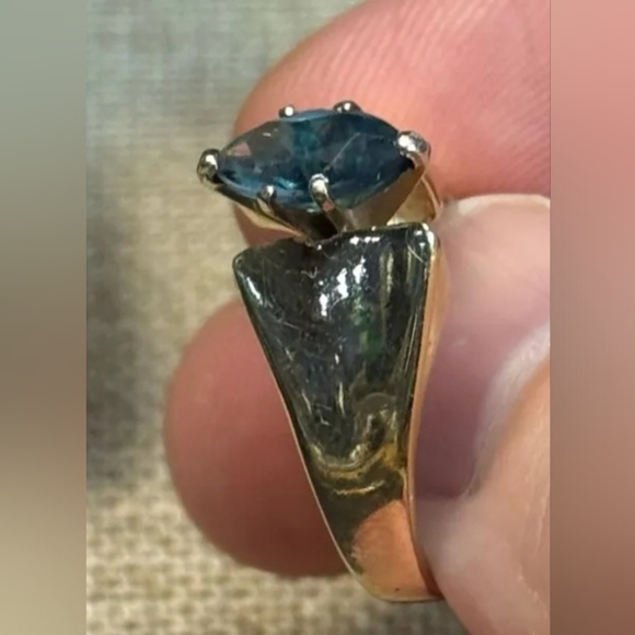 14K Yellow Gold Blue Topaz Ring Size 8 - Picture 3 of 6